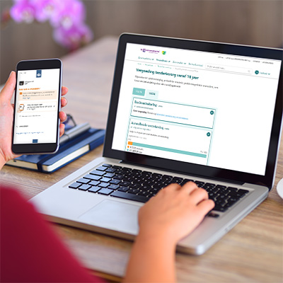 Persoon kijkt op ingelogde vergoedingenpagina