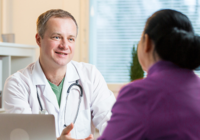 Huisarts in gesprek met patiënt 